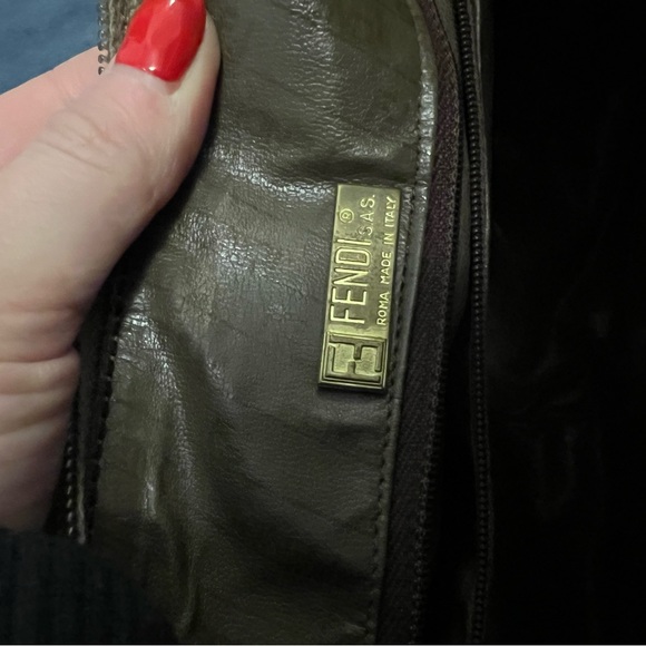 Vintage Fendi shoulder bag. This bag is in very good condition. - Picture 6 of 7